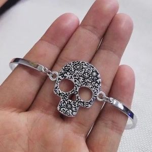 NWT Awesome Silver Tone Skull Bracelet with 2” Extender!